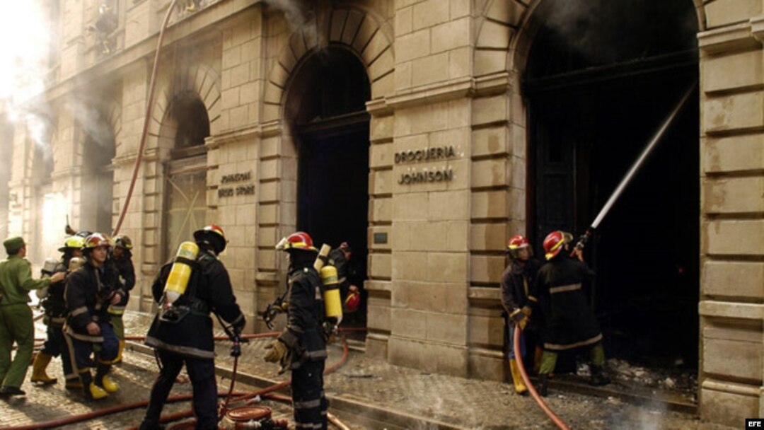 Bomberos cubanos sofocan un incendio en La Habana Vieja. Foto archivo