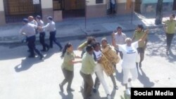 El arresto de Ángel Moya, Berta Soler y Micaela Roll frente a la sede nacional de las Damas de Blanco. Tomado de @DamasdBlanco