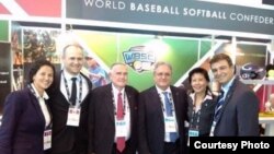 Antonio Castro (extrema derecha) posa junto a otros miembros de la Confederación de Béisbol y Softbol en San Petersburgo, Rusia.