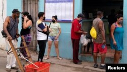 Cubanos esperan en una bodega para comprar alimentos. REUTERS/Natalia Favre