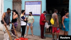 Cubanos esperan en una bodega para comprar alimentos. (REUTERS/Natalia Favre/Archivo)