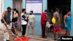 Cubanos esperan en una bodega para comprar alimentos. (REUTERS/Natalia Favre).