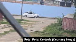 Imágenes de la patrulla de la Policía en las afyeras de la casa de Rolando Rodríguez Lobaina