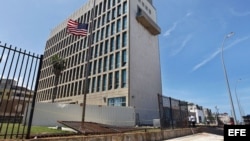 Trabajadores realizan labores de limpieza fuera de la embajada de Estados Unidos en La Habana. 