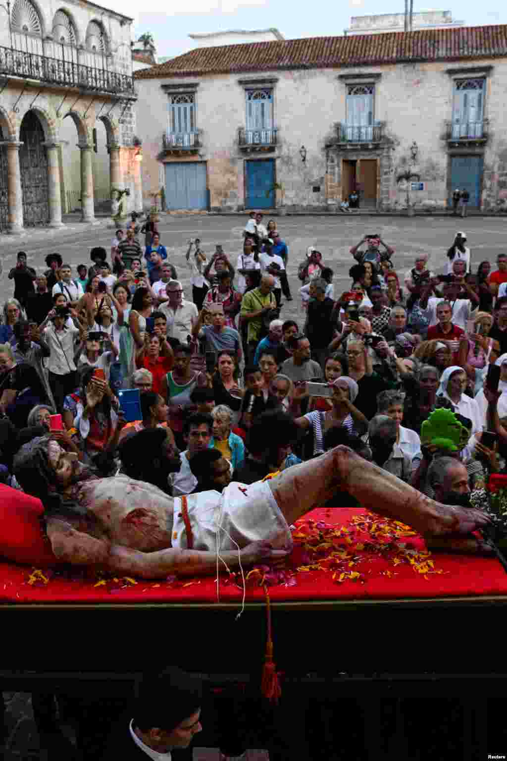 Fieles católicos participan en la procesión del Vía Crucis el Viernes Santo, en medio de una histórica crisis económica, en La Habana, Cuba, el 3 de abril de 2026.