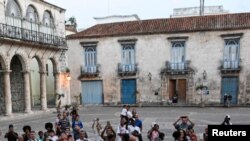 Fieles católicos participan en la procesión del Vía Crucis el Viernes Santo, en medio de una histórica crisis económica, en La Habana, Cuba, el 3 de abril de 2026.