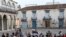 Fieles católicos participan en la procesión del Vía Crucis el Viernes Santo, en medio de una histórica crisis económica, en La Habana, Cuba, el 3 de abril de 2026.