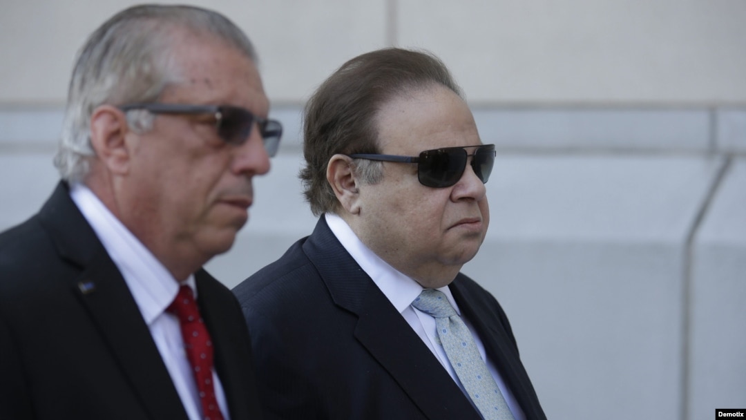 El doctor Salomon Melgen (d), a su llegada a la corte Federal de Newark, Nueva York (2 de abril, 2015). 