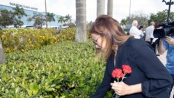 Mayte Greco, quien fuera piloto de Hermanos al Rescate, deposita flores en el Memorial.