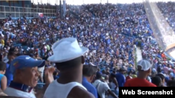 Aficionados cubanos en el estadio Latinoamericano de La Habana.