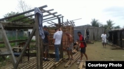 Cubanos en Colombia construyen ranchos vara en tierra 