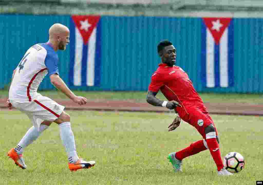 El jugador cubano Arichel Hernández (d), disputa el balón al estadounidense Michael Bradley (i) el viernes 7 de octubre de 2016, durante el partido amistoso entre Cuba y Estados Unidos, donde los visitantes ganaron dos goles a cero, en el estadio Pedro Ma