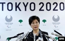 La gobernadora de Tokio, Yuriko Koike, ofrece una rueda de prensa.