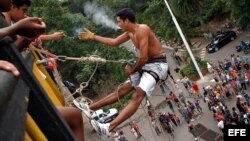 Joven cubano practica deporte alternativo