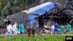 Policías y militares trabajan entre los restos del avión Boeing-737 que se estrelló en La Habana. (Archivo)