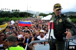 Policías colombianos controlan el ingreso de ciudadanos venezolanos en el puente fronterizo Simón Bolivar