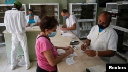 Una mujer compra medicamentos recetados en una farmacia de La Habana. (REUTERS/Alexandre Meneghini)