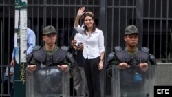 La exdiputada opositora venezolana María Corina Machado asiste a la sede de la Fiscalía hoy, lunes 16 de junio de 2014, en el centro de Caracas (Venezuela).