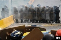 Manifestantes opositores se enfrentan con la Guardia Nacional Bolivariana.