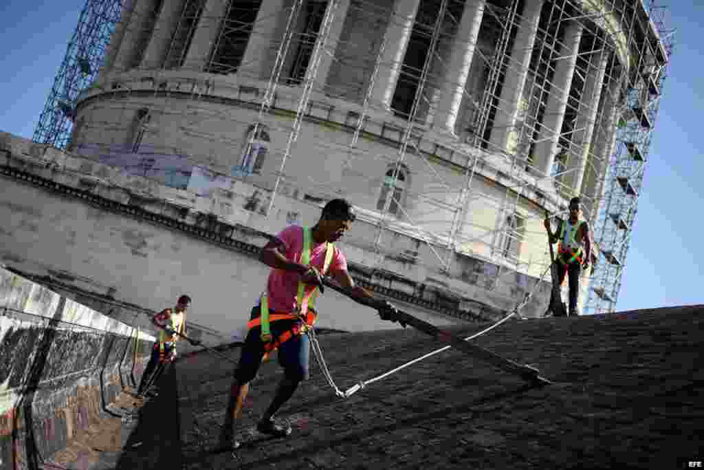  Obreros trabajan en el Capitolio Nacional de Cuba este jueves, 16 de mayo de 2013, en La Habana (Cuba). Un andamio de enormes proporciones cubre desde hace semanas la imponente cúpula del Capitolio, uno de los edificios más emblemáticos del país y actual