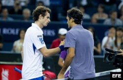 Andy Murray (i) y Roger Federer (d).
