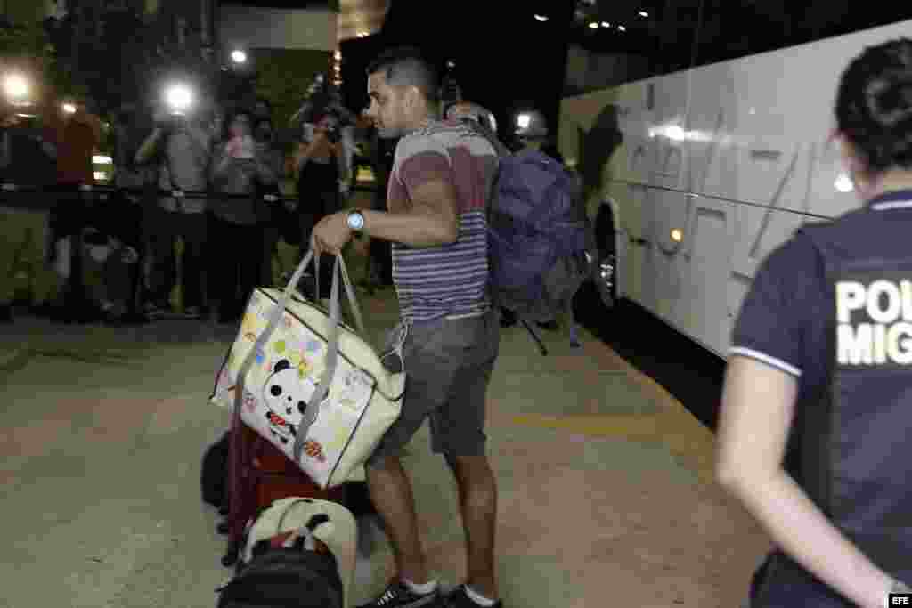 Un migrante cubano llega hoy, martes 12 de enero de 2016, al aeropuerto Daniel Oduber en Liberia (Costa Rica). 