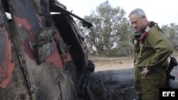 El jefe del Estado Mayor de la Defensa israelí, el general de división Benny Gantz, observa los restos de un vehículo acorazado durante su visita al lugar donde se produjo anoche el ataque por parte de supuestos terroristas en Kerem Shalom (Israel). EFE/ 