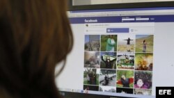 Una persona consulta la página pública de Facebook en el que decenas de mujeres iraníes han colgado su foto al aire libre y sin el velo islámico, de uso obligado en el país. 