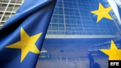 Bandera de la Unión Europea frente a la sede de la Comisión Eurpea (CE) en Bruselas (Bélgica). 