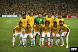 Fotografía de archivo del 30 de junio de 2013 de la selección brasileña de fútbol antes del partido final de la Copa Confederaciones ante su similar de España en el estadio Maracaná, en la ciudad de Río de Janeiro.