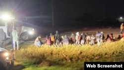 Un grupo de migrantes es interceptado por las autoridades tras cruzar la frontera Sur de EEUU. (Foto: CBP)