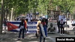 Los exiliados marcharon por el centro de Barcelona para homenajear a las madres cubanas en su día. (Foto: Facebook/Arsenio Rodríguez Quintana)