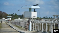 Las torres de vigilancia de una cárcel en Cuba. Foto Archivo.