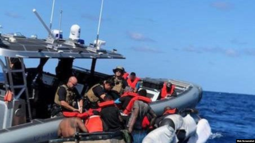 Embarcación con cubanos a bordo interceptada a 15 millas al sur de Cayo Hueso, el 12 de mayo de 2022. (Foto de la Guardia Costera de EEUU)