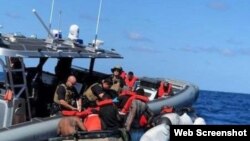 Embarcación con cubanos a bordo interceptada a 15 millas al sur de Cayo Hueso, el 12 de mayo de 2022. (Foto de la Guardia Costera de EEUU)