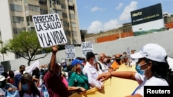 Trabajadores protestan en Venezuela por la situación del país exigiendo "derecho a la salud y la vida". (Reuters/Leonardo Fernández Viloria).