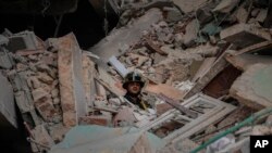 Un rescatista entre los escombros del Hotel Saratoga. (AP/Ramon Espinosa).