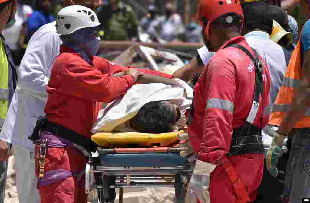 Personal de auxilio sacando a heridos de la explosi&#243;n en La Habana. 