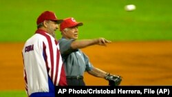 Fidel Castro (izq.) y Jimmy Carter en un juego de béisbol en el Estadio Latinomaericano el 14 de mayo de 2002.