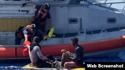 Un equipo de la estación de la Guardia Costera de Key West rescató a dos personas de una balsa flotante (Foto: Guardia Costera de EEUU)