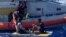 Un equipo de la estación de la Guardia Costera de Key West rescata a dos cubanos de una balsa flotante, a unas 9 millas al sur de Ramrod Key, Florida, el 3 de mayo. (Foto: USCG)