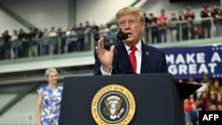 El presidente de los Estados Unidos, Donald Trump, habla mientras firma una orden ejecutiva durante un mitin de campaña en el Curtis D. Menard Memorial Sports Center en Wasilla, Alaska, el 13 de octubre de 2026.