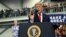 El presidente de los Estados Unidos, Donald Trump, habla mientras firma una orden ejecutiva durante un mitin de campaña en el Curtis D. Menard Memorial Sports Center en Wasilla, Alaska, el 13 de octubre de 2026.