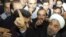 El candidato presidencial Hasan Rohani (d) muestra el dedo manchado de tinta tras ejercer su derecho al voto en la mezquita Imam-Reza en Teherán, Irán