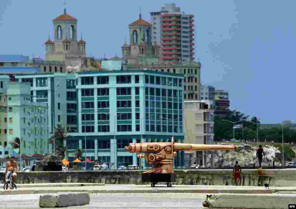 Vista de un cañón expuesto hoy, viernes 11 de mayo de 2012, en el Malecón de la Habana (Cuba), como parte de la XI Bienal de Arte de La Habana. EFE/Alejandro Ernesto