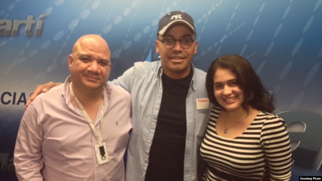 Manolín (centro) junto a Lizandra Díaz y Juan Juan Almeida, presentadores del programa 1800 Online de Radio Martí.