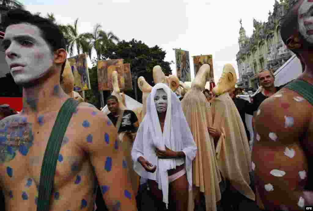 Modelos con los cuerpos pintados por el artista cubano Manuel Mendive. 
