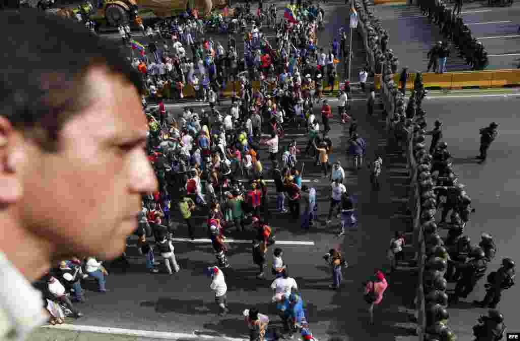 Guardia Nacional frente a los manifestantes en Caracas, Venezuela. 