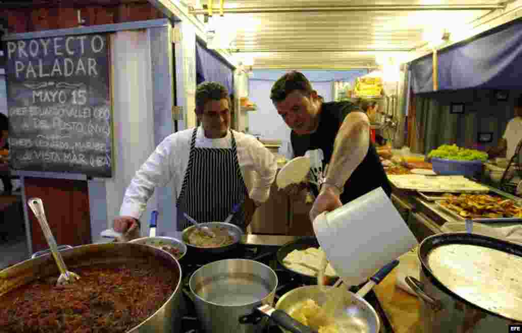 En Bienal de La Habana los cocineros Leonardo Bustillos (izq), de Cuba y Eduardo del Valle (der), espa&ntilde;ol radicado en Nueva York.