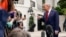El presidente de EEUU, Donald Trump, habla con periodistas en la Casa Blanca, en Washington D.C., el 8 de mayo de 2026.